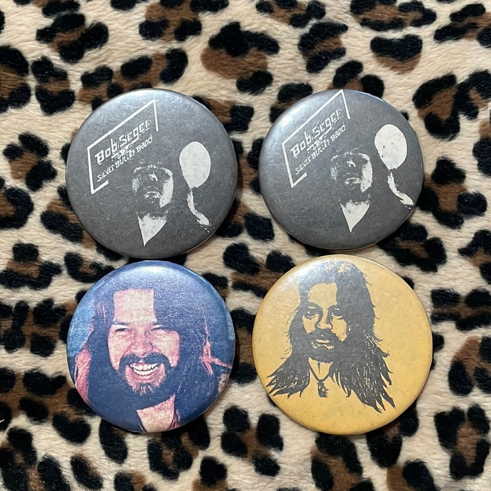 BOB SEGER 🎸 Vintage Rock Button Pin Pinback Rock Logo Collectible Silver Bullet
